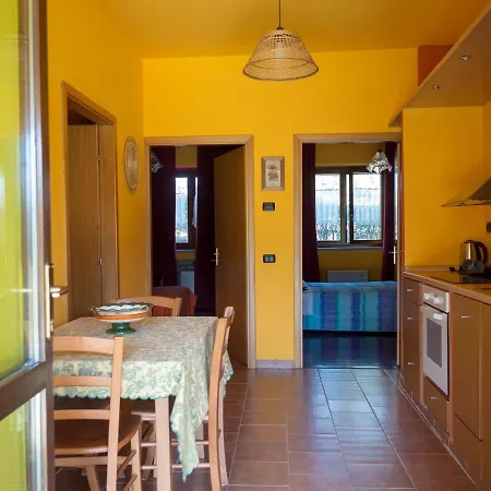With 2 Bedrooms In With Shared Pool And Wifi *