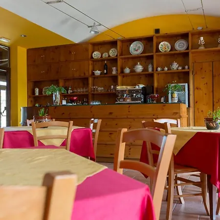 With 2 Bedrooms In With Shared Pool And Wifi Apartament Trivigno